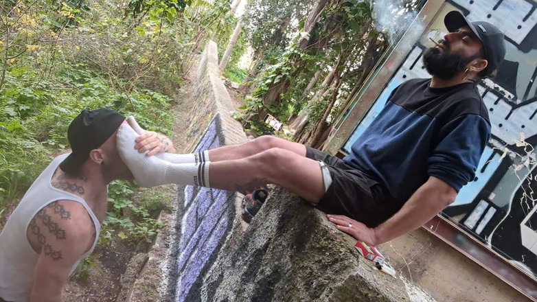 The Bearded Master: Kül tablası, sidik ve ayaklar. Sakallı usta fellball kullanıyor