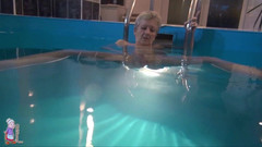 Old Nanny: Masturbieren während der badesession