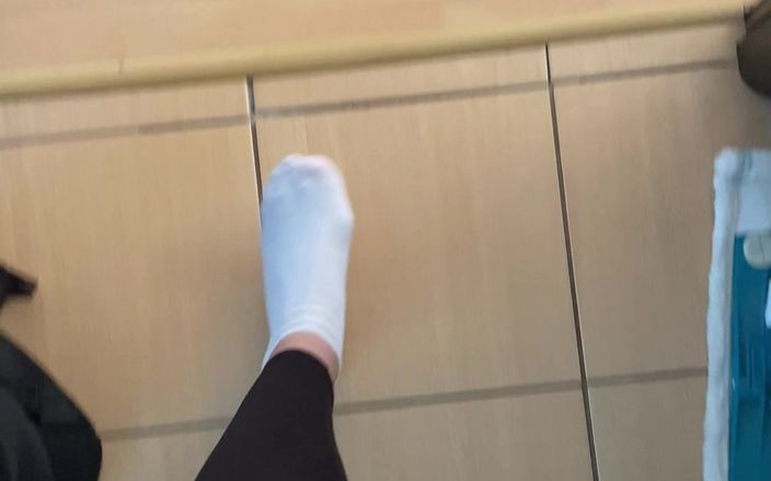 Feet: Beyaz çoraplı yürüyüş