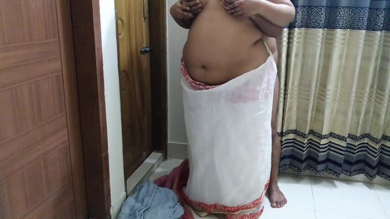 Aria Mia: तमिल हॉट आंटी की अजनबी लड़के द्वारा चुदाई जब सौतेला पापा अगला कमरा था!