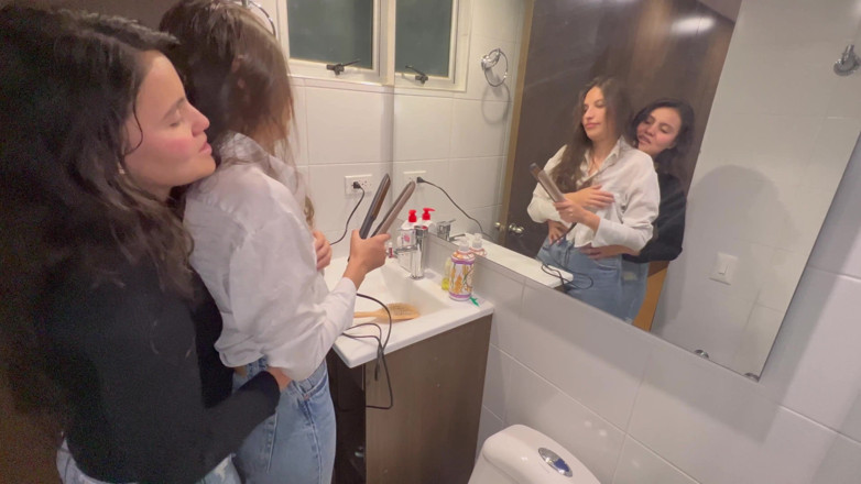 scarlettandc: 私のメイクアップアーティストは私にホットなことをするように誘います