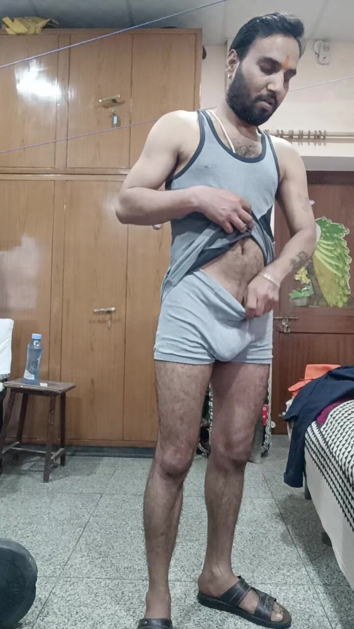 Rajasthani-old-lover: Uomo indiano mostra esercizio in biancheria intima