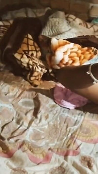 我把圣诞老人继妹留在床上，撕了她的阴户