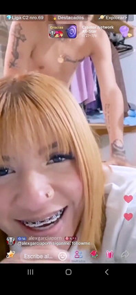 Tik tok 라이브를 하면서 남친과 섹스하는 금발의 베네수엘라