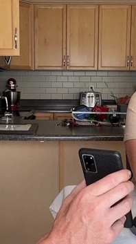 Ein alter Student von mir kommt mit einem Kaffee vorbei und will mir etwas zeigen. Er hat ein video von mir in einer orgie