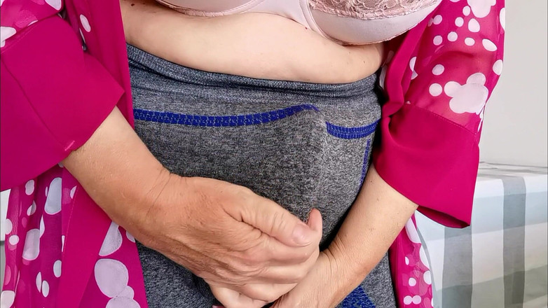 MariaOld: Atrapé a tu madrastra madura viendo porno, pero esa no...