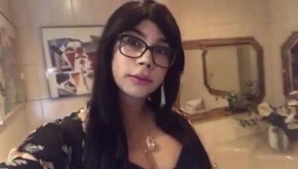Tgirl Yaritza Vega: Estilo de pelo oscuro