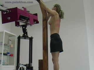 The Spanking Machine: Cynthiavellons şaplak makinesi - çıplak sırt kırbaçlama