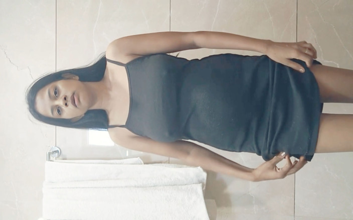 Hot Nisha bhabhi: 화장실에서 자기 젖탱이를 가지고 노는 바비.