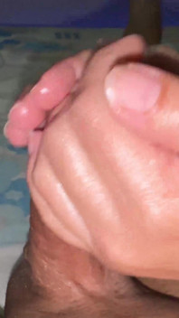 Wanita Pantat Besar Berbagi Tempat Dengan Bos, Memberinya Handjob, Dan Mereka Berhubungan Seks.