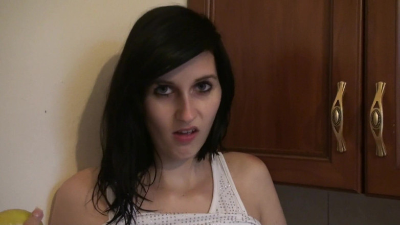 All Those Girlfriends: Sladká brunetka teen Mia Wild zbožňuje masturbaci v kuchyni