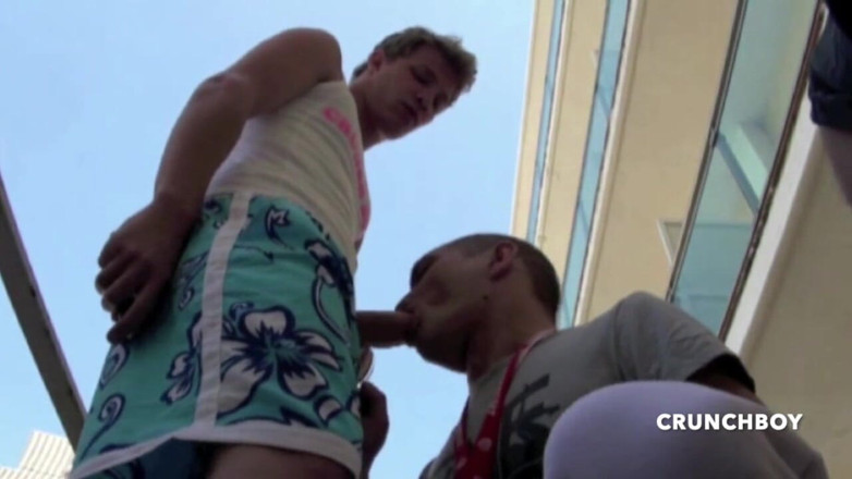 EXHIB BOYS: Kameron Frost gosta com seu companheiro no terraço (boquete público) e...