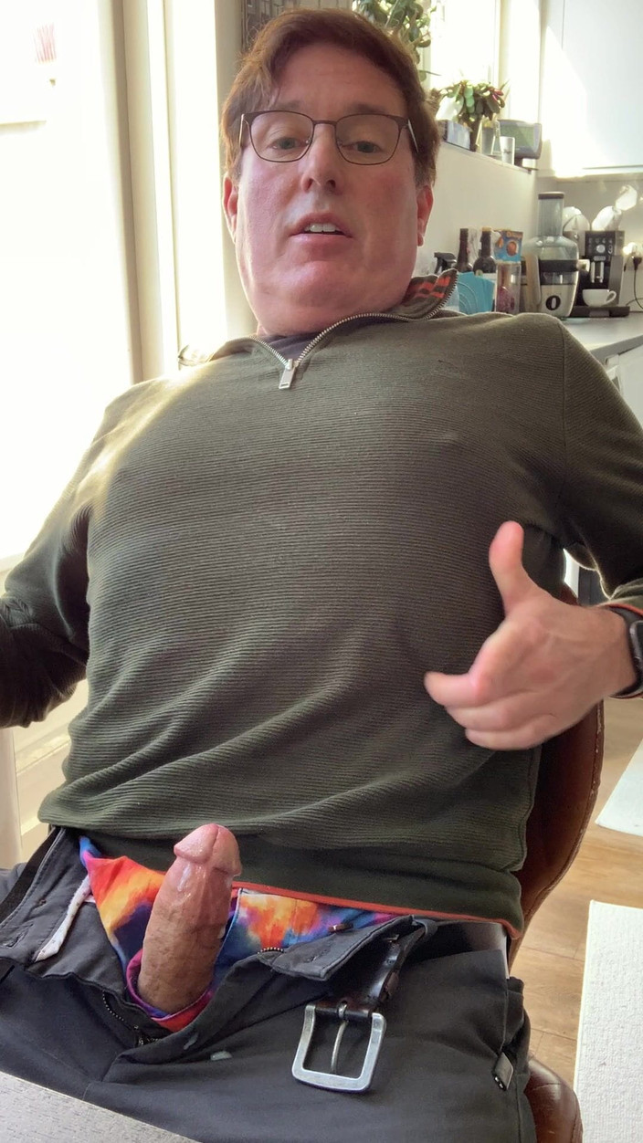 TJenner: Sacudidas en la cocina, orgasmo intenso, semen en los pantalones