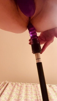 Primeira vez anal com máquina de sexo!