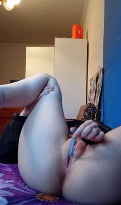 Miss_Kaprizzz19: Video tôn sùng, tự làm tình với bút gel