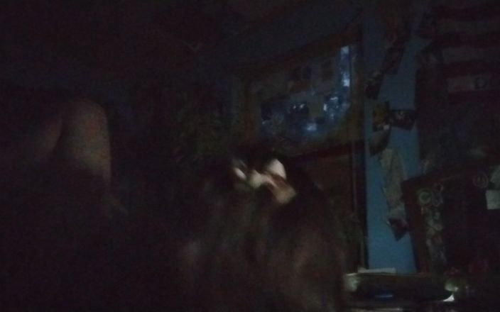 Freakshowsuckerr: Vacker brunett leker med sig själv på soffan