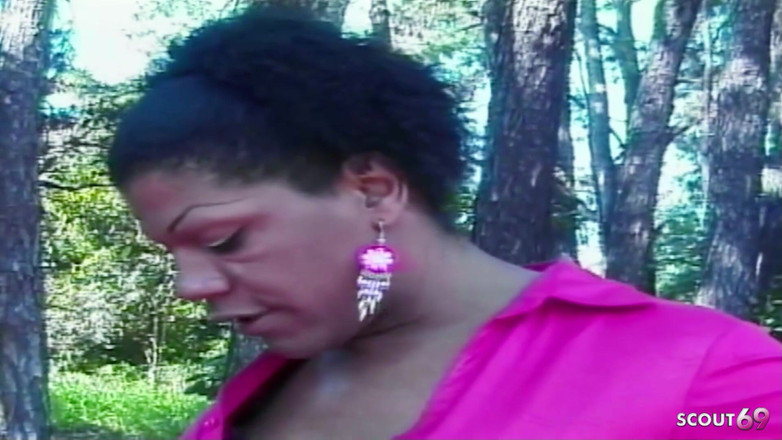 Shemale TS Collection: 야외에서 남자들에게 따먹히는 거대한 자지를 가진 흑인 쉬멜