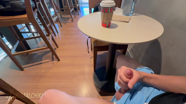 Extremalchiki: Masturbace ve veřejné kavárně Starbucks a výstřik
