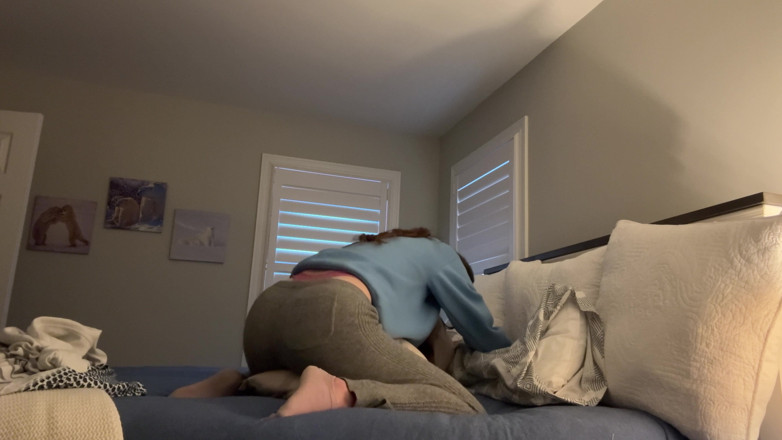 Nadia Foxx: 継姉の枕のハウンディングをキャッチする