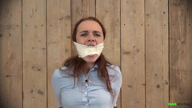 Gag Attack: Roxy - taśma Microfoam zakneblowana