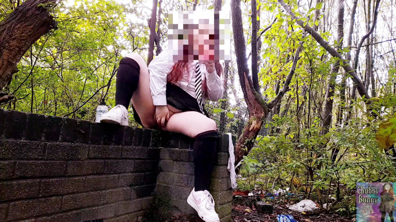 ChubbyBunny: スクールの女の子は森の中で遊ぶためにクラスをスキップします