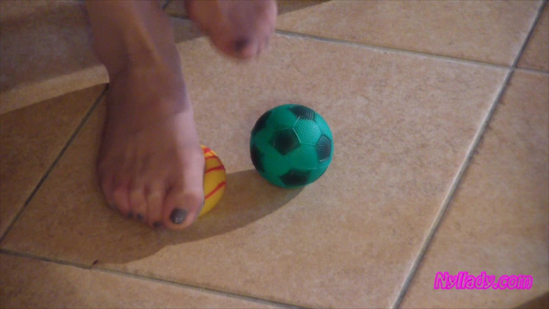 Nyllady: Nyllady aprieta bolas de goma masajeando sus pies manguerados