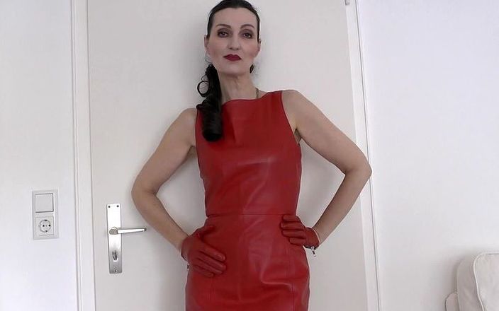 Lady Victoria Valente: Rochie roșie din piele și mănuși roșii instrucțiuni de masturbare