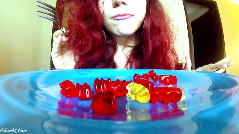 Scarlet Vixen: La gìgantessa divora degli uomini gommosi e te