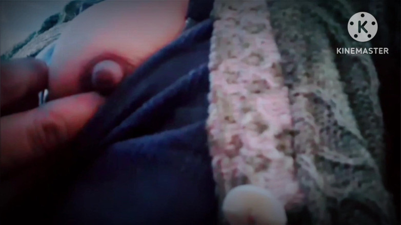 TricolorMusic3: Pequeña hermanastra viral atrapada masturbándose! Ella había estado disfrutando de...