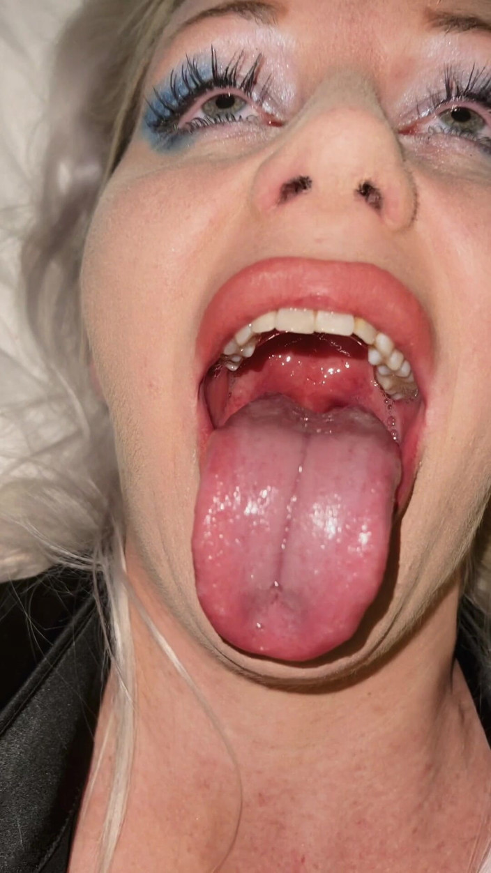 Sultry Silvea: La sensuale silvea troia bagnata stupida si strozza