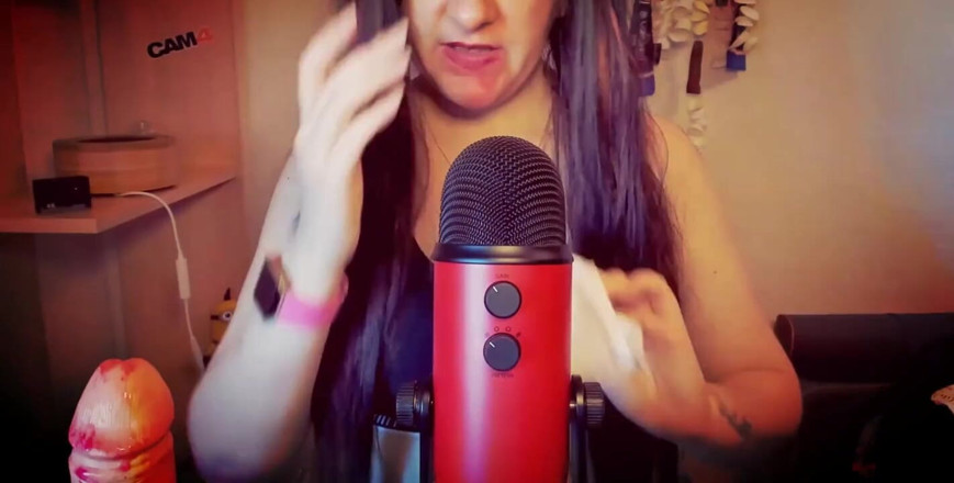 Nicoletta Embassi: Suara mulut sensual tante seksi italia
