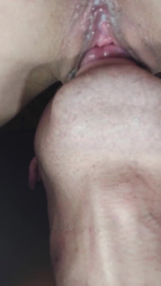 Wet Pussy Fuck: Teenie rasierte muschi geleckt sehr nahaufnahme sehr feuchte muschi