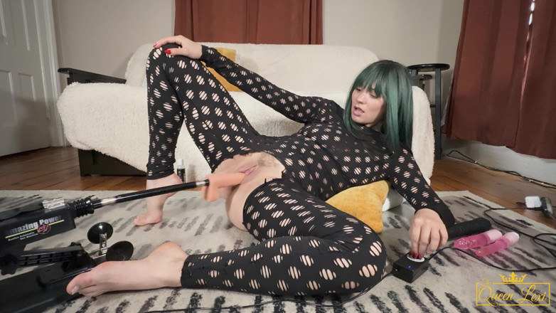 The Queen Lexi: ゴスガールがファックマシンとスカーティングティーザーを使う
