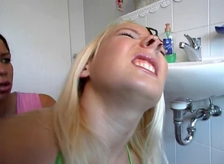 Une jolie blonde se fait punir la bouche