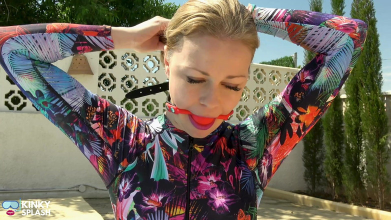 UKCuteGirl: Bunden, fastklämd &amp;munkavlad i min baddräkt - utomhus bondage kul