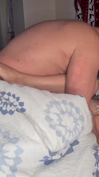 O mamă sexy foarte incitantă savurează futaiul cu înregistrare de acasă și îmi suge pula