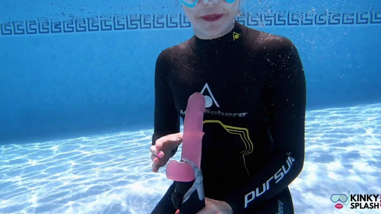 UKCuteGirl Lucy Lauren: Sfida di pompini sott'acqua - mi ingoio sul dildo del lavandino