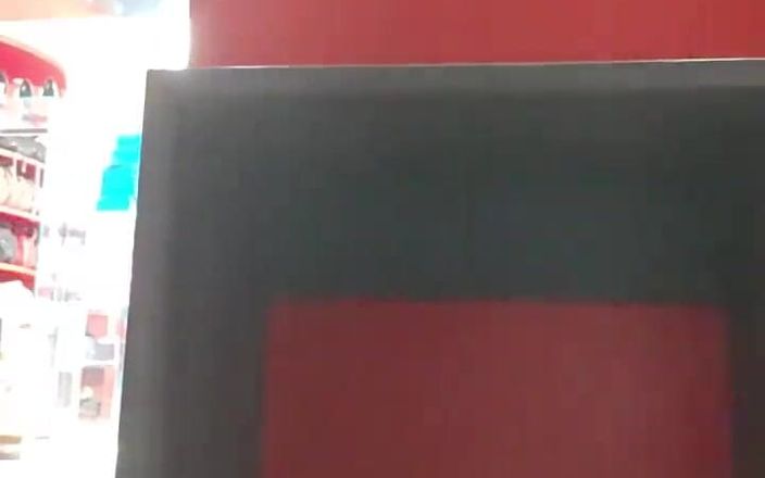 Nicoletta Embassi: Po świetnym treningu twoja przyrodnia siostra przymierza buty w sklepie, pokazując...