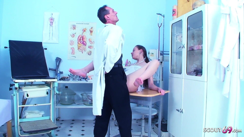 Full porn collection: Ateşli sıska genç kız sapık doktor tarafından yalanıyor ve sikiliyor