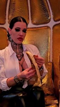 Miss Alessa Milano verpletterend voedende voetschoenreiniging spuug in gezicht slaand