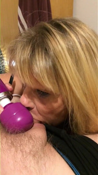 Hospodyňka má několik orgasmů Je plivat, svázaná a ošukaná do obličeje