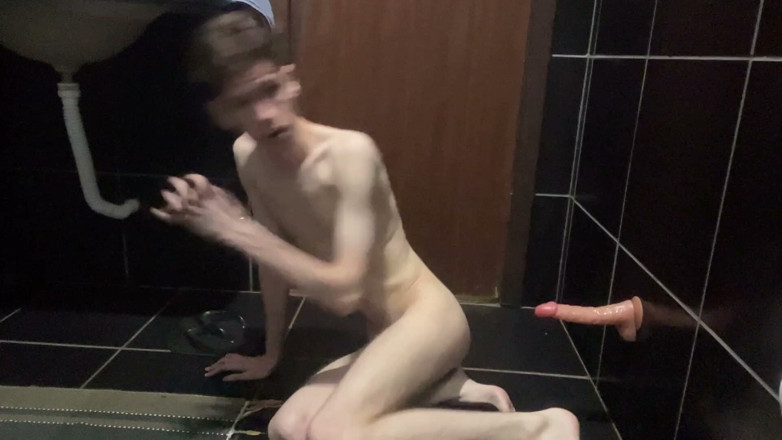 Kedoimath: Dünner twink pumpt schwanz in dämmerlichem badezimmerlicht