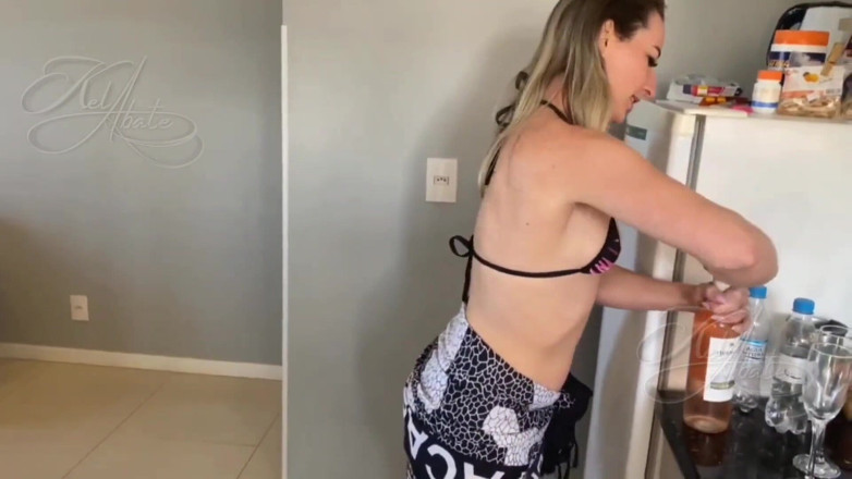 Kel Abate: J’ai rencontré la superbe femme patte sur la plage et...
