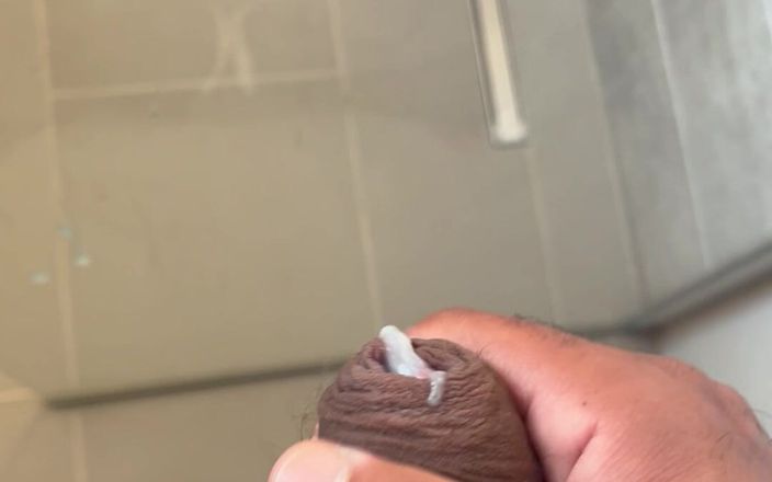 LuNino: Kort badrum cumshot