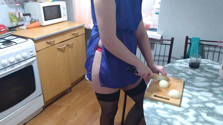 Assol: Dívka v krásném prádle byla natočena v kuchyni, jak vařila...