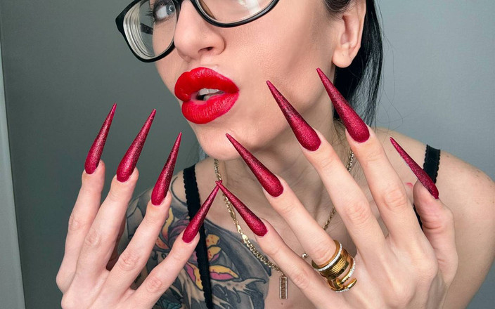 Julia domaina: Kuku merah panjang, stiletto tajam, mengisap jari panjang, renda lingerie...