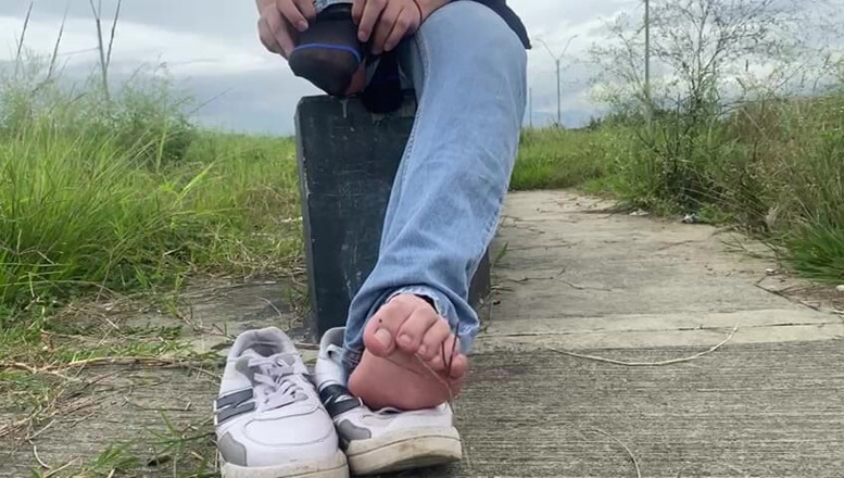 Mr Feet Colombia: Ти збираєшся масажувати, лизати і нюхати мої ноги, поки я не вирішу