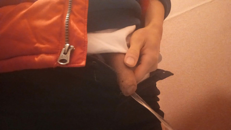 Jon Arteen: Gay twink gợi cảm lớn tiếng đi tiểu mặc quần áo khác...