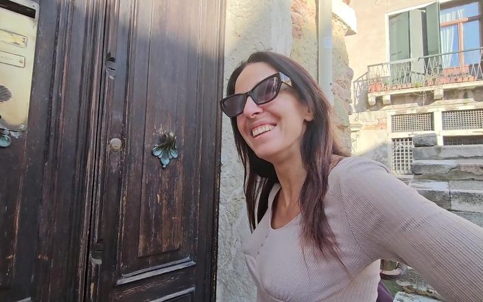 Ferrero anal experience: Tôi bị nứng trong khi tôi đang đi dạo quanh Venice và...