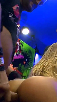 Silvia Dellai engole porra em ggg gangbang